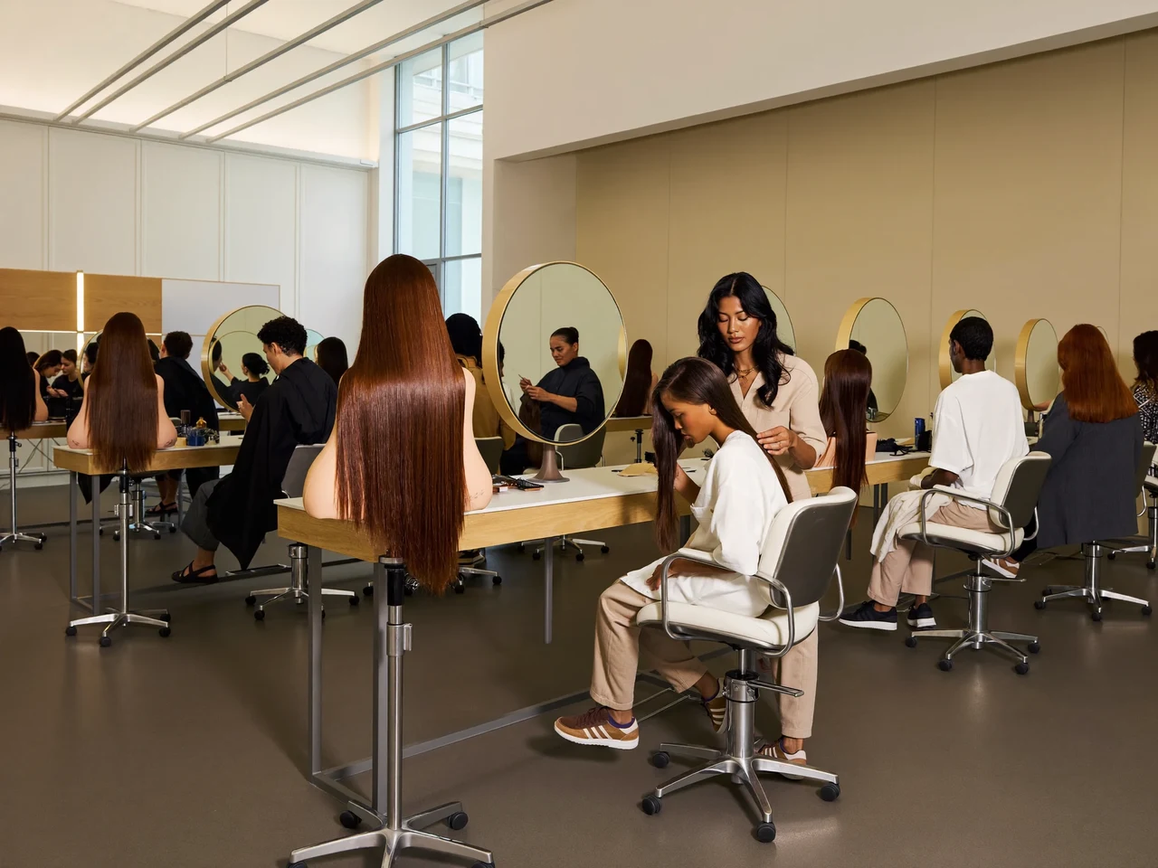 Salle de formation lumineuse avec postes, miroirs et têtes d'étude alignés